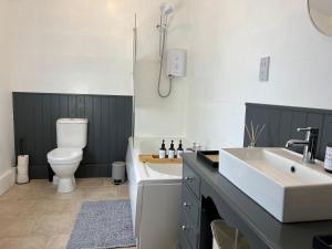 Cosy 4-Bed Home Near Centre & Free Parking