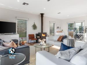 Coastal Style Pavilion House, Sea Views, Big Decks - one street from beach-Duney