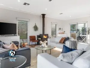 Coastal Style Pavilion House, Sea Views, Big Decks - one street from beach-Duney - Middleton