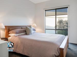 Coastal Style Pavilion House, Sea Views, Big Decks - one street from beach-Duney