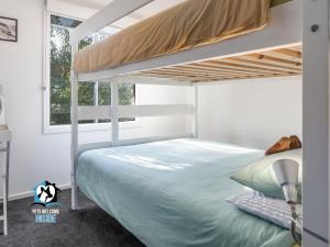 Coastal Style Pavilion House, Sea Views, Big Decks - one street from beach-Duney