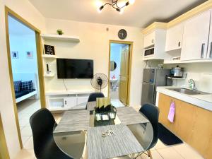 8 Spatial 2BR condo within the city with Pool, WIFI & Netflix