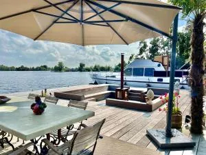 NEW - LITTLE IBIZA, on a lake near Amsterdam, with HOT TUB! - Groenlandsekade