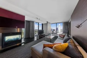 Huge Modern Luxury 17 Floor Panoramic Corner Suite with OPEN BALCONY - Bracken