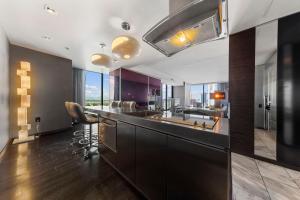 Huge Modern Luxury 17 Floor Panoramic Corner Suite with OPEN BALCONY