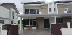 Homestay Fe-feeling Artis with 4 Bedrooms - 万挠