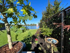 NEW - Little Asia - Stunning Boathouse on a lake Near Amsterdam with Sauna