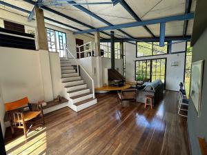 Casa de arquiteto com vista, jardim e lareira