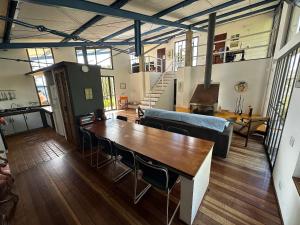 Casa de arquiteto com vista, jardim e lareira