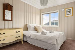 Dinbnb Homes I Luxury Villa with Hot Tub & Views