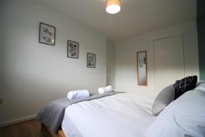 St James House - Charming 3 bed, 2 bathrooms, driveway parking, close to town centre