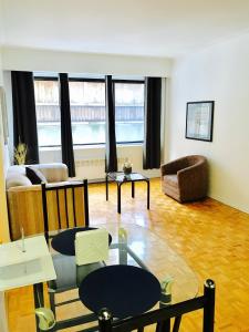 Stylish Montreal Apartment: Comfortable Stay in the Golden Square Mile