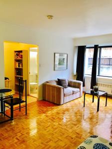 Stylish Montreal Apartment: Comfortable Stay in the Golden Square Mile