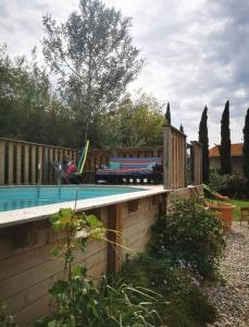 Maisons de vacances Maison avec piscine dans village provencal. : photos des chambres