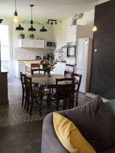 Maisons de vacances Maison avec piscine dans village provencal. : photos des chambres