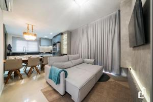 Cobertura duplex com 03 dormitórios e vista mar