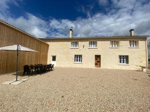 Maisons de vacances Chai Nous ! Maison renovee sur un domaine viticole proche de Saint Emilion : Maison 3 Chambres