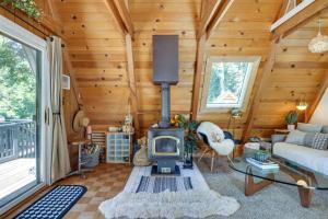 Decks, Grills + Fire Pit: Camp Connell Hideaway!