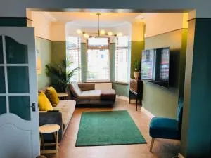 Cheerful 4 bedroom townhouse, side street parking - Ballymacarret