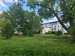 Casa Frida - Business flat near BER, kitchen, bathroom, balcony, workspace, 24" Monitor, Wifi, SmartTV, Netflix, car park - Erkner