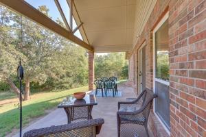 Quaint Noble Home: 6 Mi to University of Oklahoma!