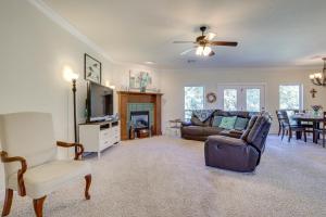 Quaint Noble Home: 6 Mi to University of Oklahoma!