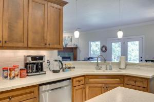 Quaint Noble Home: 6 Mi to University of Oklahoma!