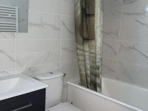 Studio cosy pour 4 pers., pied des pistes Alpe dHuez, centre-station, TV, cuisine équipée, casier à skis - FR-1-405-60