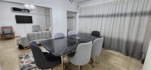 Modern Apartment in Sheraton Heliopolis, 5 minutes from Cairo Airport عمارة مطعم دجاج كنساس