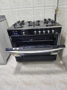 Modern Apartment in Sheraton Heliopolis, 5 minutes from Cairo Airport عمارة مطعم دجاج كنساس