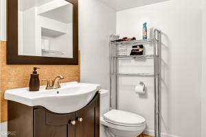 Stylish Garden-Level 2BR: Quiet Neighborhood