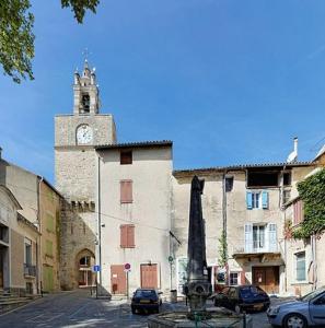 Maisons de vacances Charmante maison de village au coeur du Luberon : Maison 3 Chambres