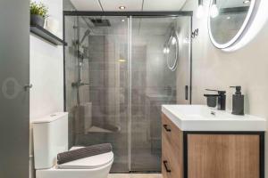 Modern Studio with Private Rooftop Terrace by REMS