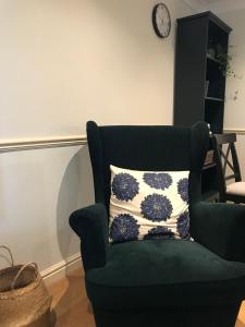 Key & Flowers - Kensington Residence 1