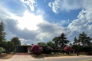 DreamCatcher South Walk to Shop Dine Hike