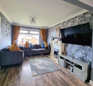 Private room City skyline and mountain views close too belfast centre and airports free parking