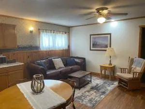 Ozark Hills Lodge Dogwood Suite-pet friendly, 2 miles from Bennett Springs - Buffalo