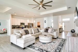 Comfy Lehigh Acres Getaway with Yard and Fireplace - 4hvězdičkové hotely ve městě Lehigh Acres