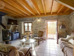 Maisons de vacances Gite Perigneux, 4 pieces, 6 personnes - FR-1-496-5 : photos des chambres