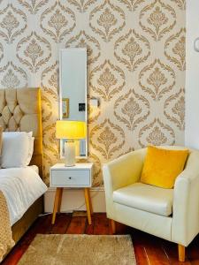 THE LAZY LION - Spacious 2 Bedroom - Town Centre Holiday Home Apartment