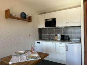 Appartements Appartement Montgenevre, 1 piece, 2 personnes - FR-1-330D-84 : photos des chambres