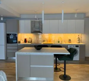 Central & Beautiful - Roússa Límni