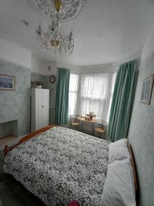 Mari London Holiday Room