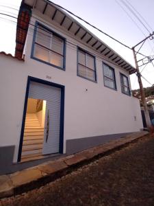 Casa nova com suítes amplas