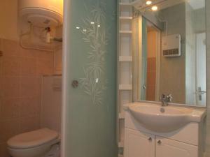 Appartement T1 avec balcon, climatisation et parking près du Parc Charles de Gaulle à Balaruc-les-Bains - FR-1-553-101