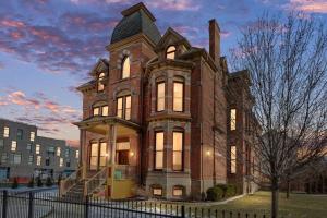 The Lumber Baron's Penthouse 3BR / 2.5 BA - Ubytování bez kategorie ve městě Detroit