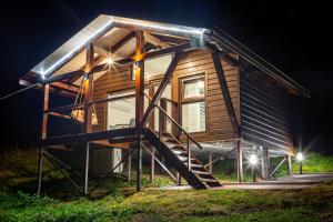 Lisoviy Zatyshok, z vidkrutum litnim baseynom,чан-джакузі