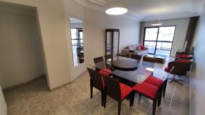 Apartamento na Praia do Morro -160 metros da praia -Ar condicionado e internet -Perto de tudo