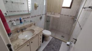 Apartamento na Praia do Morro -160 metros da praia -Ar condicionado e internet -Perto de tudo