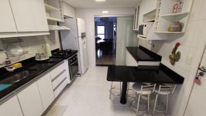 Apartamento na Praia do Morro -160 metros da praia -Ar condicionado e internet -Perto de tudo